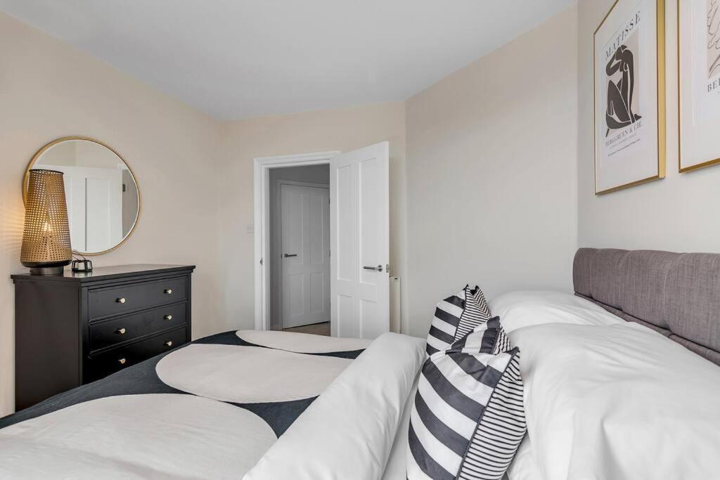 1-Bed Seaside Apartment With Parking Cromer Exterior photo