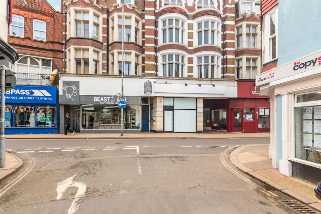 1-Bed Seaside Apartment With Parking Cromer Exterior photo